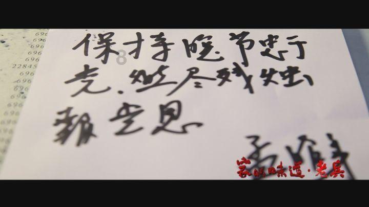 柴犬偷吃排骨后靠装睡躲过一劫，可这个表情还是暴露了它...